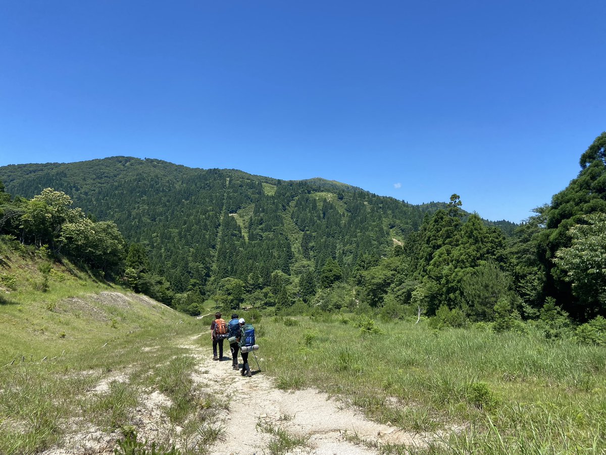 昨年の2022年7月の合宿では
滋賀県の"比良山"に登りました。

■初日は快晴だったので山から琵琶湖が綺麗に見えました（2枚目）
■前泊込み2泊3日テント泊
■山頂の武奈ヶ岳（1214m) では小雨が降り霧がかかっていましたが、全員怪我なく無事に下山できました。