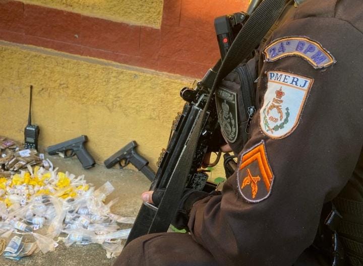 NotciasRio1's tweet image. Dois criminosos ficaram feridos há pouco durante operação do #24BPM no Morro da Torre, em #Queimados. Eles foram socorridos à UPA de Queimados e um deles não resistiu. Duas pistolas e muitas drogas foram apreendidas com eles.
