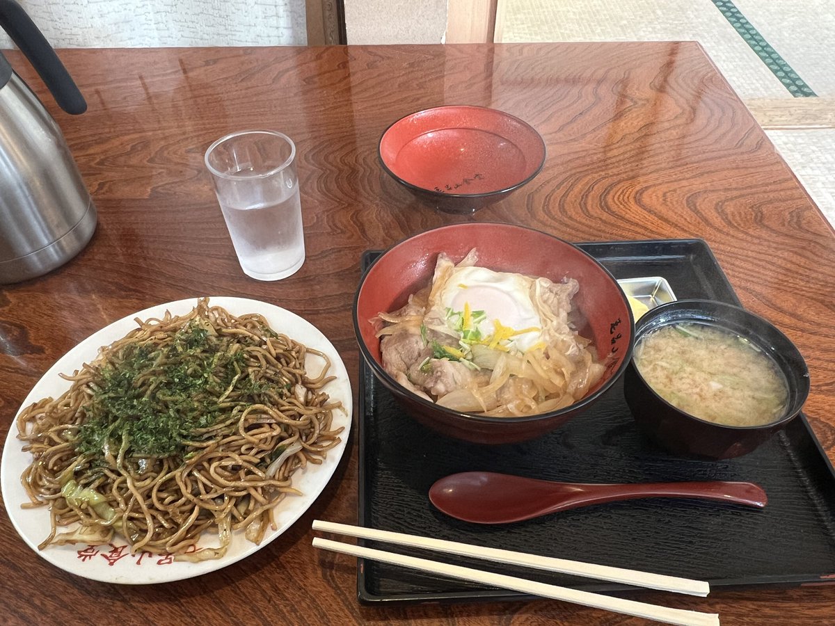 名物らしい焼きそばと豚玉毛丼
地元の柚子をつかっとるそうな 