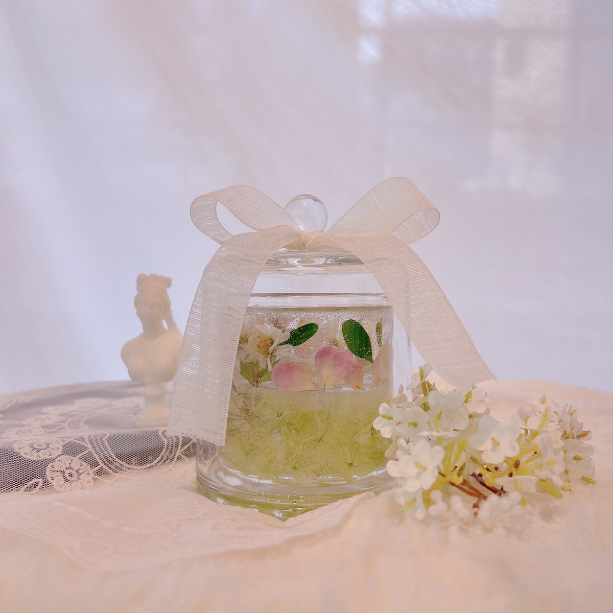 Atelier de ruril class
: 𝑭𝒍𝒐𝒘𝒆𝒓 𝒄𝒂𝒏𝒅𝒍𝒆 𝒉𝒐𝒍𝒅𝒆𝒓💐
‘소중함을 더 오래 향기롭게 간직하고
싶은 마음으로’

봄 시즌을 맞이해서 새롭게 추가된 라인입니다

유리돔 형태의 젤캔들 홀더로 태우지
않을땐 오브제의 역할도 할 수 있어요-
-
🔖문의는 DM