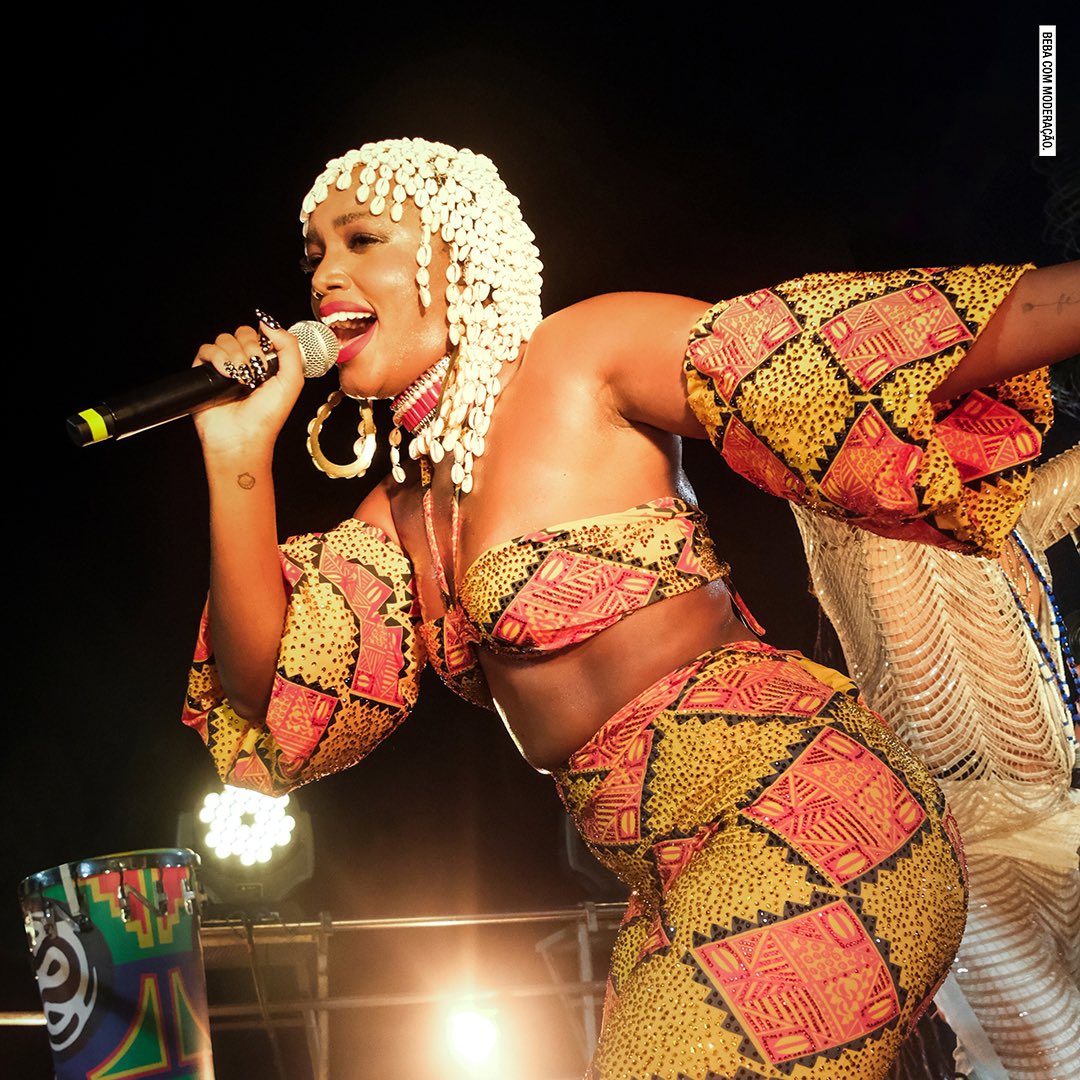 devassa's tweet photo. É Carnaval em Salvador! O Bloco #FoliASSA chegou com tudo e a galera tá como? A galera tá mASSA! Trouxemos @IzaReal, @carlinhosbrown e muito mais nessa festASSA com o comando do nosso correspondente do fervo @ORaoniOliveira! Bora que tá lindo! 🍻🥁 #CervejASSA #BebaComModeração https://t.co/DsPfnCLhnK