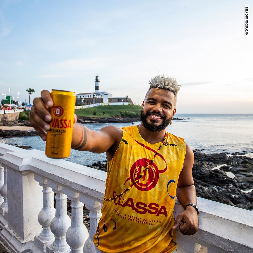 devassa's tweet photo. É Carnaval em Salvador! O Bloco #FoliASSA chegou com tudo e a galera tá como? A galera tá mASSA! Trouxemos @IzaReal, @carlinhosbrown e muito mais nessa festASSA com o comando do nosso correspondente do fervo @ORaoniOliveira! Bora que tá lindo! 🍻🥁 #CervejASSA #BebaComModeração https://t.co/DsPfnCLhnK
