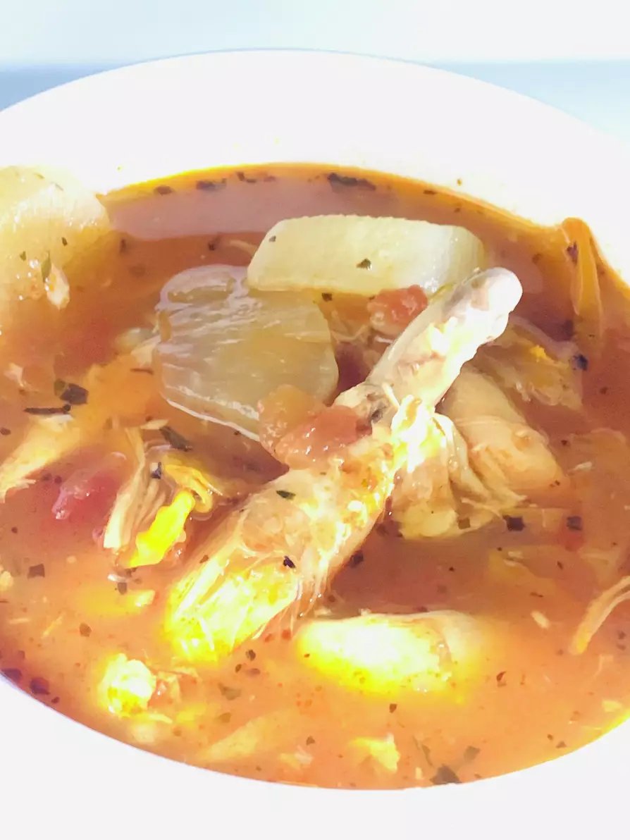 大根いっぱいと手羽元の簡単トマトスープ
➀トマト缶、手羽元、大根、しめじ、水をお鍋に入れて、強火て沸騰させる
➁沸騰したら中火～弱火くらいで1時間くらい煮込む。
③手羽元がホロホロになったら、キャベツと、調味料を入れて完成！
#料理 #美味しい #簡単 #レシピ #お手軽