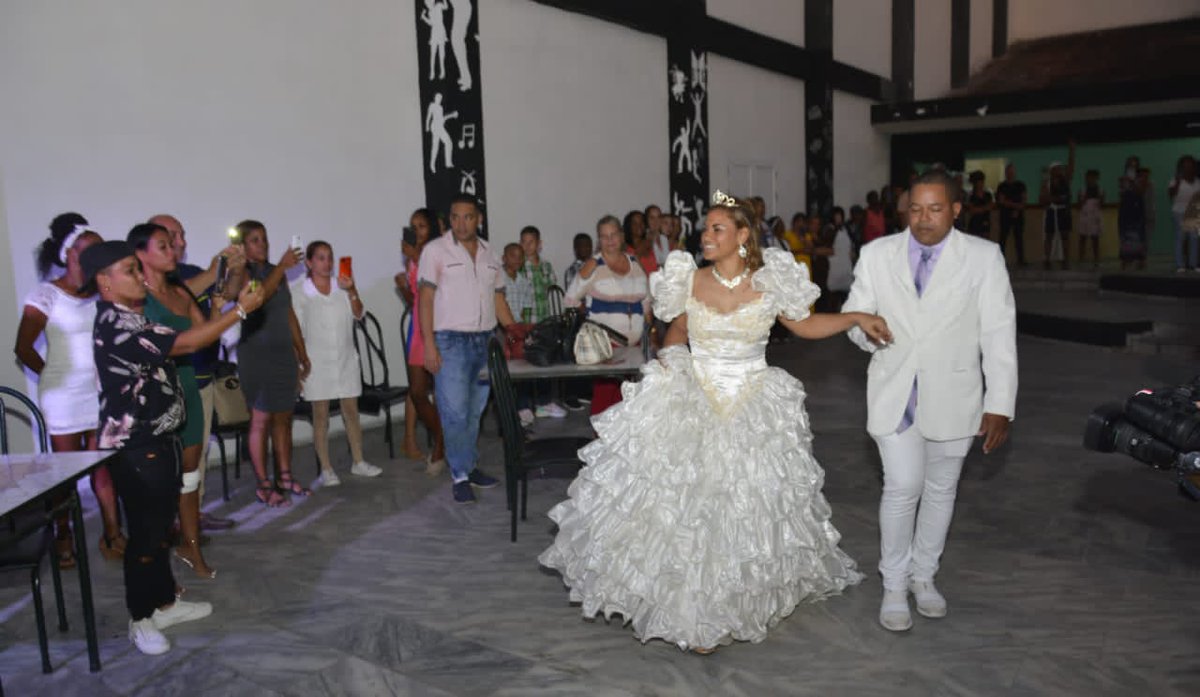 🥳El barrio de La Palma, en Arroyo N, acogió ayer los 1⃣5⃣ de Carmen M. Vera García, quien junto a sus hermanos del Hogar de Niños sin Amparo Flial, una vez más sintió el 🫂 de una gran flia llamada #Cuba 👇🧵 #MejorEsPosible #SomosDelBarrio #CDRCuba #XCongresoCDR
📸<a href="/AsambleaCuba/">Asamblea Nacional Cuba</a>