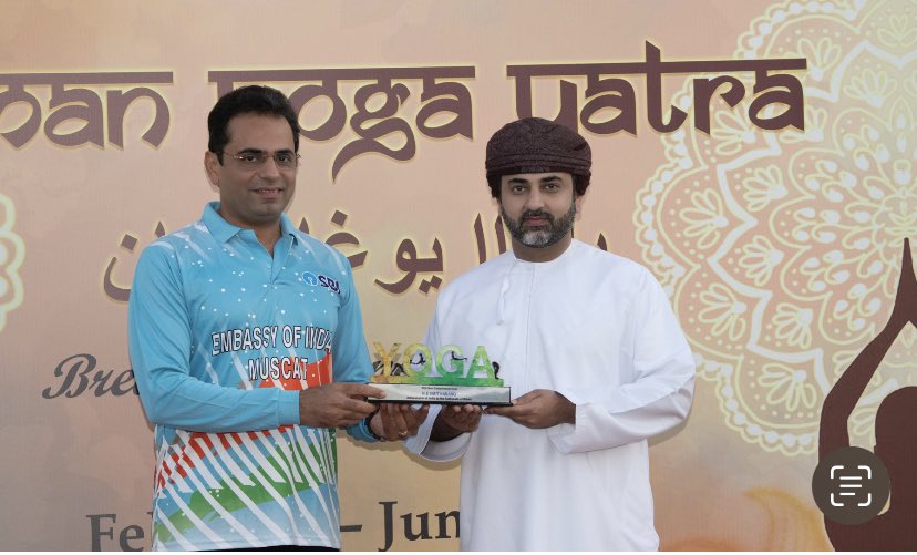 Indemb_Muscat's tweet photo. Dr. Marwan Al Juma, President of @HOCKEY_OMAN, was the Chief Guest. Speaking at the occasion, Ambassador @Amit_Narang noted that Yoga can play an impt role in building strength, agility and endurance of players and also help achieve a state of balance and well-being. (2/3) https://t.co/sCGDbSmMk8