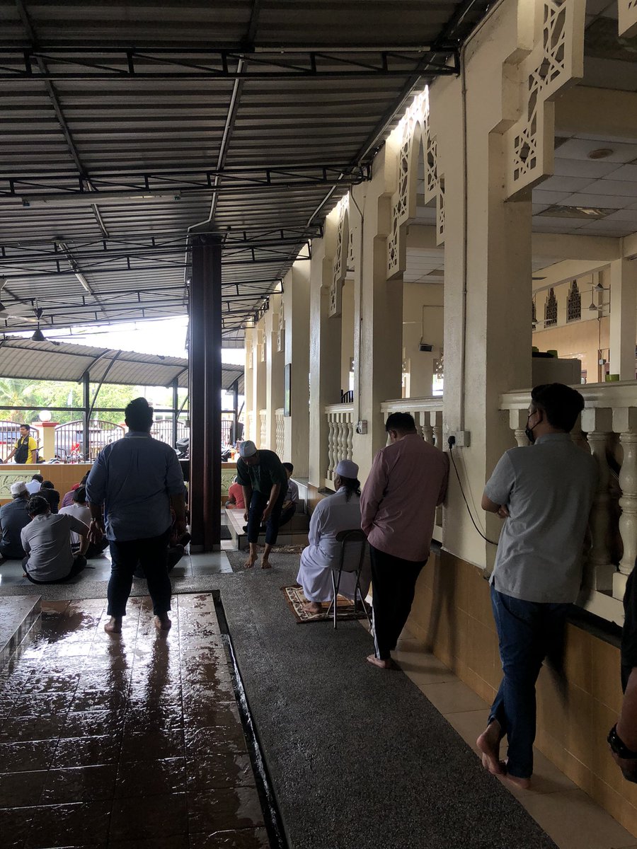 JamalThaRebel's tweet photo. kita solat bukan sebab kita baik,
tapi sebab kita hamba https://t.co/5DHwtGeqZK
