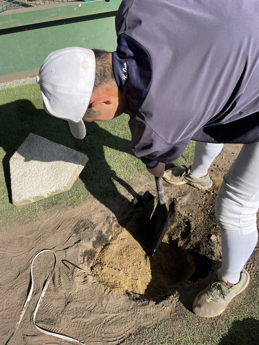 学年末考査も無事終了✏️

３月からのオープン戦に向けて
グランドの全面整備⛑

土入れ❗️
ベースの入れ替え❗️

今日１日は土木作業です😊

＃大分南高校　＃高校野球
＃グラセン　＃グランド整備