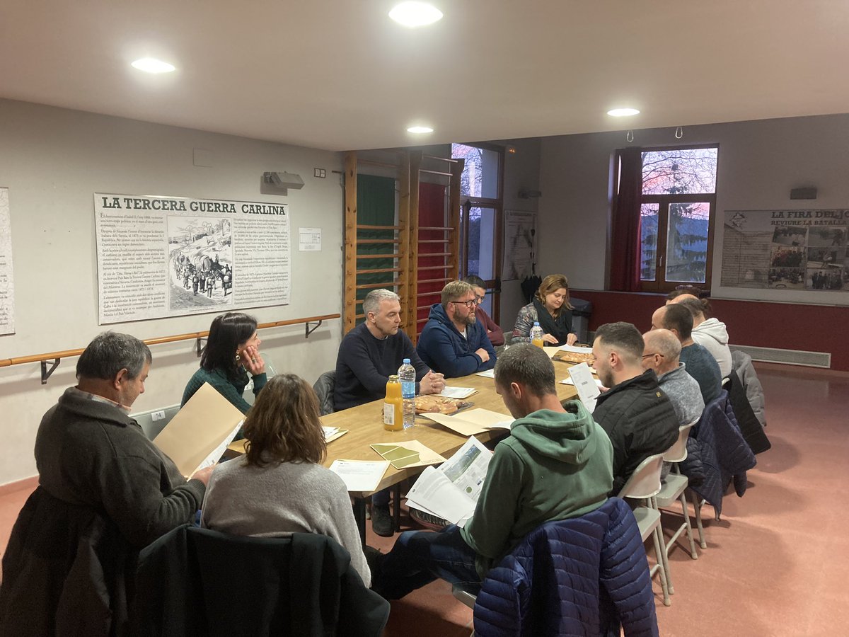 Cons_Llucanes's tweet photo. Ahir es va celebrar a Alpens la 1a Taula de Pagesia del #Lluçanès. Un espai de debat i propostes amb el sector primari i els ajuntaments del #Lluçanès. La sessió va començar amb una visita al #Quall https://t.co/94plv1vFB3