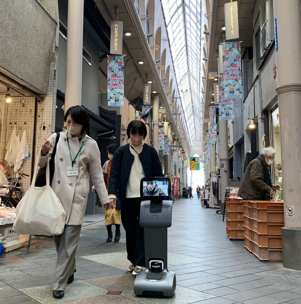 nayamachi's tweet image. 遠隔操作ロボット"Temi"が、、
納屋町商店街に現る！

京都市呉竹総合支援学校高等部の生徒さんが学校から遠隔でロボットを操作、
大手筋商店街を通り、納屋町商店街の
ササキパン本店でパンを購入、
竜馬通り商店街へ抜けていきました！

#temi #遠隔操作ロボット #ロボットでお買い物