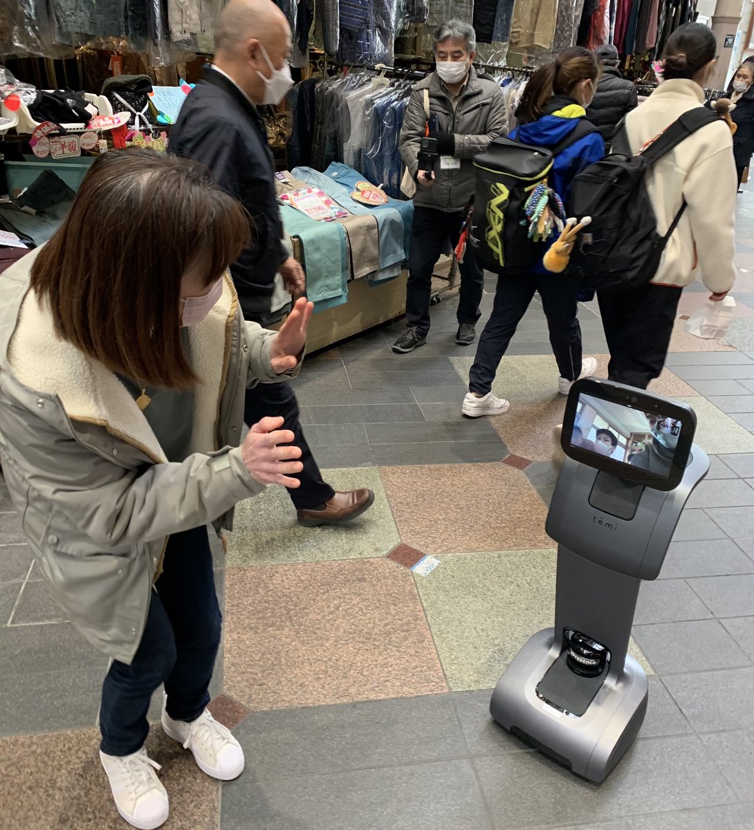 nayamachi's tweet image. 遠隔操作ロボット"Temi"が、、
納屋町商店街に現る！

京都市呉竹総合支援学校高等部の生徒さんが学校から遠隔でロボットを操作、
大手筋商店街を通り、納屋町商店街の
ササキパン本店でパンを購入、
竜馬通り商店街へ抜けていきました！

#temi #遠隔操作ロボット #ロボットでお買い物