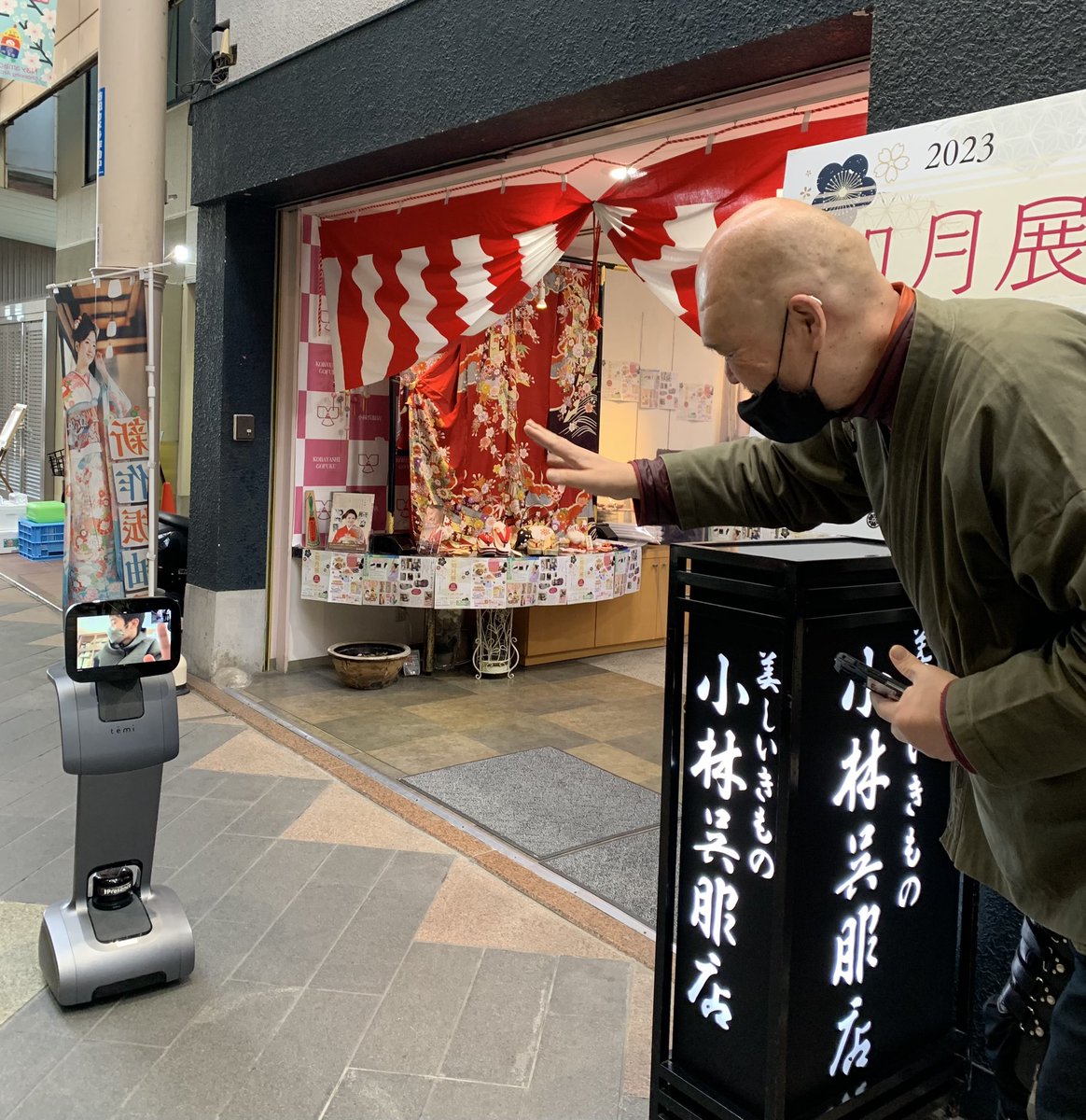 nayamachi's tweet image. 遠隔操作ロボット"Temi"が、、
納屋町商店街に現る！

京都市呉竹総合支援学校高等部の生徒さんが学校から遠隔でロボットを操作、
大手筋商店街を通り、納屋町商店街の
ササキパン本店でパンを購入、
竜馬通り商店街へ抜けていきました！

#temi #遠隔操作ロボット #ロボットでお買い物