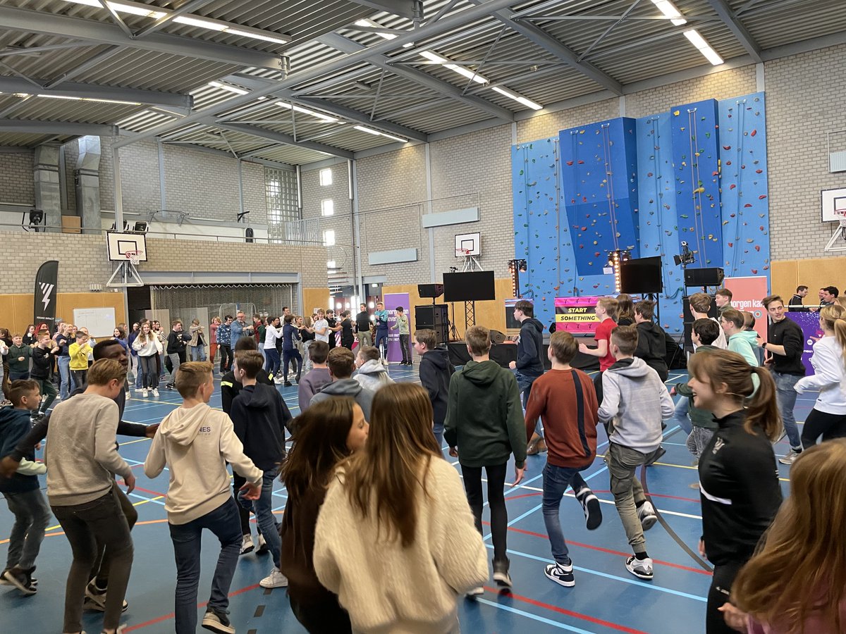 Gisteren stonden we op Hoeksch Lyceum in Oud-Beijerland voor een Take Over! Maar liefst 521 leerlingen hebben vandaag impact gemaakt! ⚡ Er waren verschillende workshops door host @klaasmans met Robin van 'Handsup' en Mohamed van Kamp van Koningsbrugge.