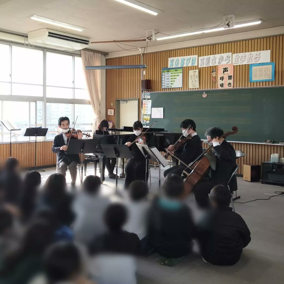 tac0phi1_akash1's tweet photo. 今日は大久保小学校さんに、弦楽四重奏で演奏に来ています🎻音楽の先生には、ピアノ伴奏をしていただきバイオリンソナタ（フランク作曲）を演奏したり、ジブリ音楽にリコーダーで加わっていただいたりと、盛りだくさんな音楽会となりました☺🎵

#明石フィル #たこフィル 
#アンサンブル #弦楽四重奏 https://t.co/VLF4DNnSAn