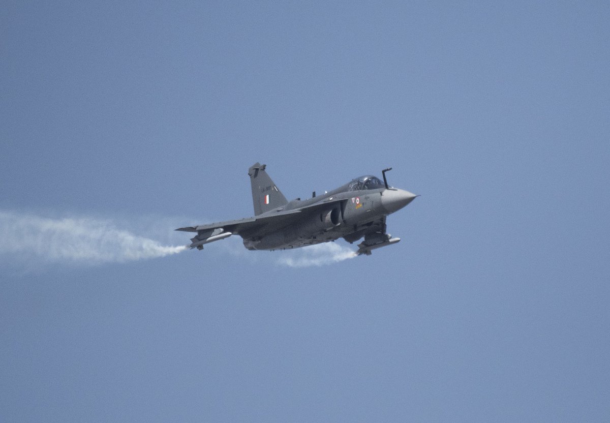 ReviewVayu's tweet photo. Aero India 2023

The sight of jets, the sound of jets &amp; smell/taste of coffee while watching the displays is what an airshow is all about 👌👍

(ofcourse there are 100s of other very important aspects as well 😊)

In the photos can be seen the Tejas, F-16, Su-30MKI and F-35

1/2 https://t.co/xe0Psdbwiw