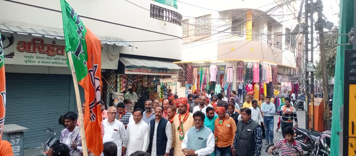 ashwin_shastri's tweet photo. #विकास_यात्रा 
उज्जैन उत्तर विधायक श्री पारस जैन 
 पूर्व विधायक महंत राजेन्द्र जी भारती,
 उज्जैन नगर निगम महापौर मुकेश जी टटवाल
के साथ चलो भारतीय जनता पार्टी की विकास राह पर, https://t.co/Olz7KXLSUb