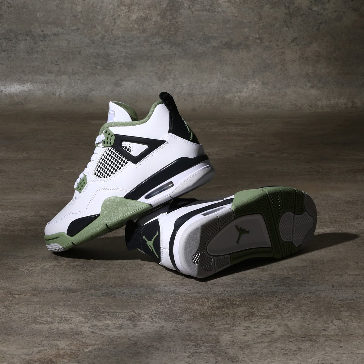 BaitMeJp's tweet image. 【エントリー残りわずか】

ホワイト×ミントのクリーンな配色で登場！
「WMNS AIR JORDAN 4"Oil Green"」

レディースコーデに馴染みやすい1足▼
bit.ly/3Iw3oiM

#bait #airjordan4 #エアジョーダン4