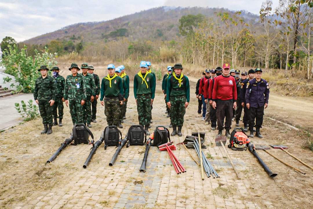 3_INFANTRY_DIV's tweet photo. "ทหาร ยังคงเดินหน้าดับไฟป่าอย่างต่อเนื่อง"

ร.8 พัน.1 ร่วมกับภาครัฐและภาคประชาชนเข้าดำเนินการดับไฟป่าในเขตพื้นที่ภูสะนาว ต.ศรีสองรัก อ.เมือง  จ.เลย เพื่อป้องกันไม่ให้ลุกลามเข้าเขตชุมชนหมู่บ้าน ซึ่งอาจได้รับความเสียหายต่อชีวิตทรัพย์สิน https://t.co/i76gXLxEHg