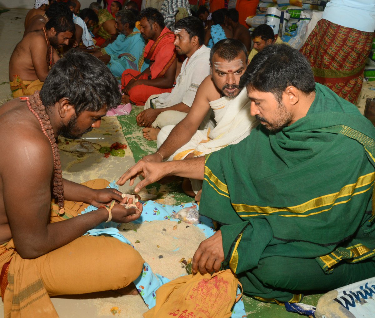 sbmsdevasthanam's tweet photo. జ్యోతిర్ముడి సమర్పిస్తున్న భక్తులు

#srisailamahakshetram  #mahashivratri2023 #shivratri2023 #shivratri #worshipfromhome #mallikarjuna #mallikarjunaswamy #bhramarambadevi #shivaparvati #srisailamtemple #srisailamonline #srisailam #jyotirling #shakthipeetam #shiva https://t.co/8Xy3nfQyNd