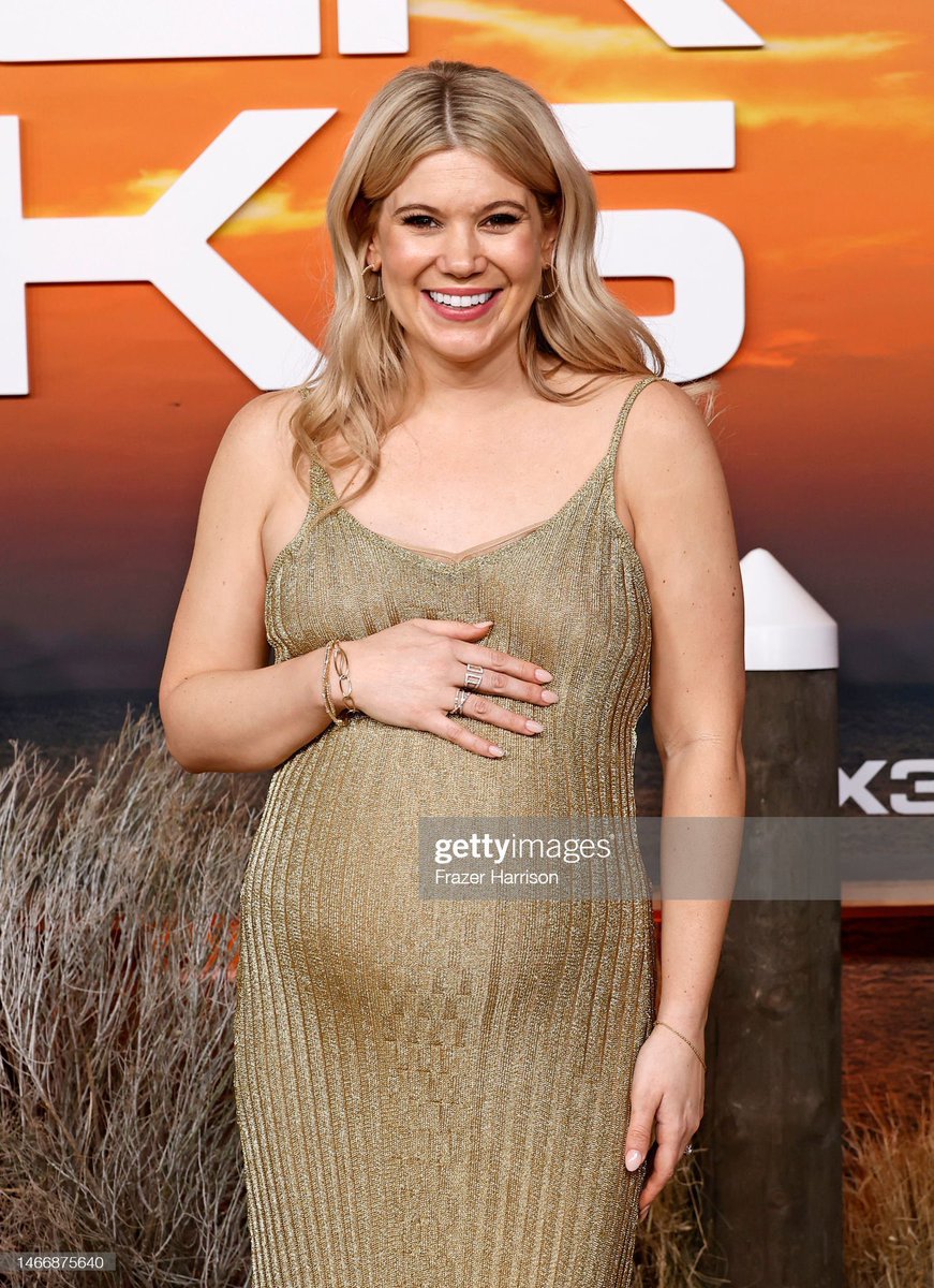 imstarkeybae's tweet photo. Momβs pregnant?!? AHH OMGπ₯Ή
#carolinearapoglou #rosecameron #obxpremiere #obx #obx3 https://t.co/9CVLFItawo