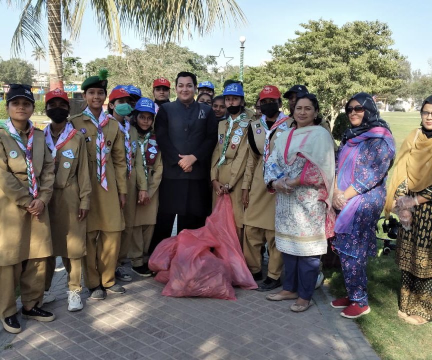 This might not be our trash but it’s our city. Thank you to these wonderful Girl Scouts who joined me for this park clean activity. 

#hazimbangwar #achazimbangwar #assistantcommissioner #karachi #nopollution #sindhgovt #publicservice #girlscouts #parkcleanup #saynotopollution
