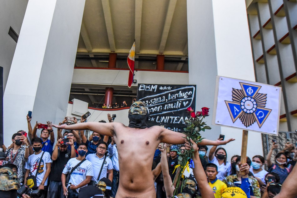 TINGNAN: Matapos ang 2 taong suspensyon dahil sa pandemya, muling isinagawa ang ‘Oblation Run’ sa UP Diliman campus sa Quezon City ngayong Biyernes. | via Maria Tan, ABS-CBN News