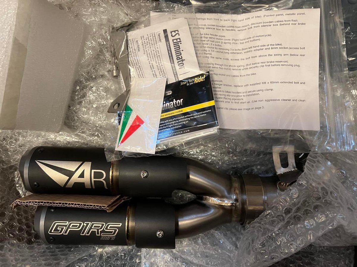 SuperbikeParts's tweet photo. トライアンフ Speed triple用車検対応Slip-onです。
Twin GP1RSが格好いいですね。
#AustinRacing #オースティンレーシング #austinracingjapan #SuperbikePartsShop #バイク好きと繋がりたい #バイク好きな人と繋がりたい #triumph #speedtriple #トライアンフ https://t.co/xrmvgRQDyg