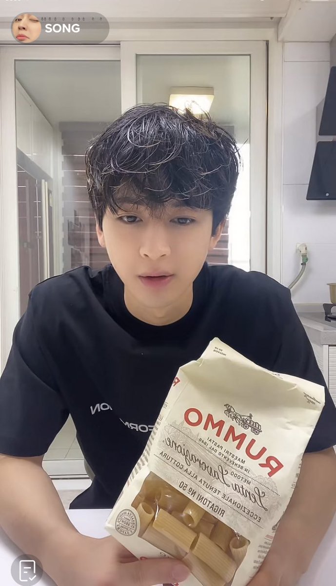 KONveniencePH's tweet photo. #SONG_TIKTOK UPDATE 

Songchef tiktok live has begun!! 
Join now iKONICS~

🔗 https://t.co/otCAL9UJUX

Like and leave comments ❤️

#YUNHYEONG #송윤형 @sssong6823
#iKON #아이콘 @iKONIC_143 https://t.co/CO1GyNlwnA
