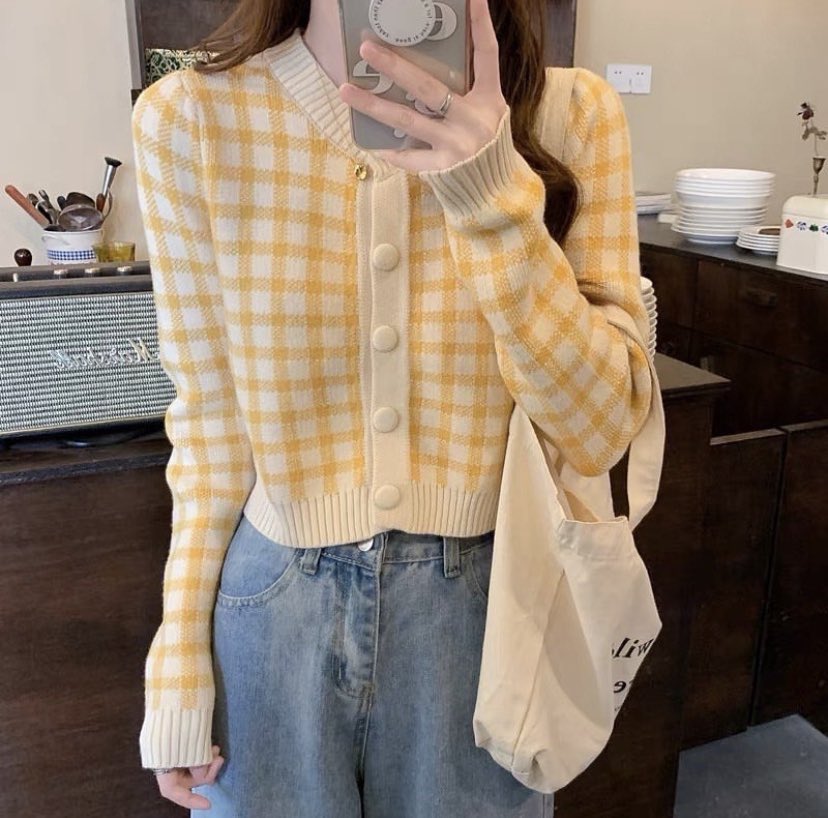 agirlwear's tweet photo. 🍡Emi Top🍡 #250บาท
เสื้อคาร์ติแกนไหมพรม แขนยาว ลายสก็​อ​ต​ กระดุมหน้าสีหวานน่ารัก มีสีฟ้า ดำ เหลือง

🍬Size 🍬
รอบอก 32-44 นิ้ว
ไหล่ 14 นิ้ว
แขนยาว 22 นิ้ว
ยาว 18 นิ้ว 

🍭สนใจสอบถามขอดูรูปสินค้า line @sistacoat 

#เสื้อแขนยาว #เสื้อคาร์ดิแกน #เสื้อคลุม #เสื้อกันหนาว #เสื้อครอป https://t.co/251H5aUtAo