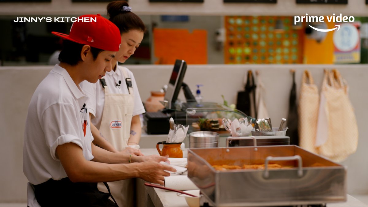 primevideoth's tweet photo. แถวเข้าร้านยาวมาถึงไทยแลนด์แล้วค้าบ

วันนี้แวะเอาภาพมาเสิร์ฟก่อนถึงวันเปิดร้าน ‘Jinny’s Kitchen’ ชมภาพเรียกน้ำย่อยกันไปก่อน ศุกร์หน้าเจอกันแน่ที่ Prime Video ออนแอร์ในเวลาสี่ทุ่มตรง

#JinnysKitchen #PrimeVideoTH #LeeSeoJin #JungYuMi #ParkSeoJoon #ChoiWooshik #KimTaeHyung https://t.co/4ZXe0B1hLZ