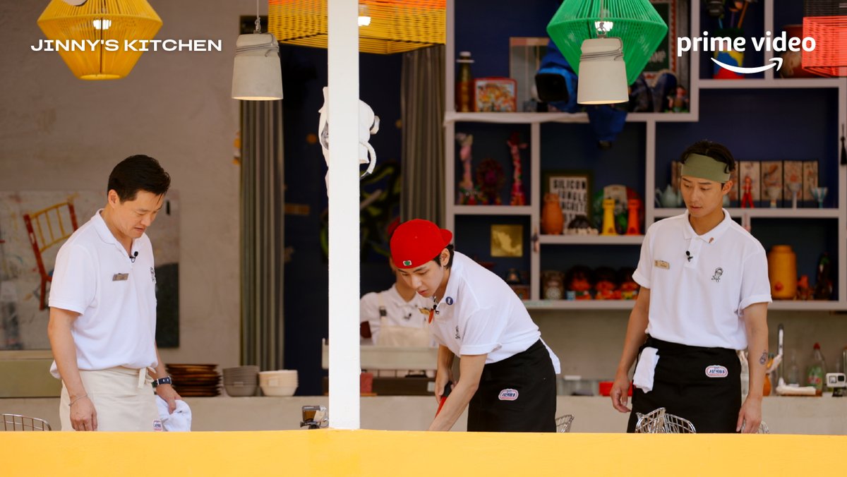 primevideoth's tweet photo. แถวเข้าร้านยาวมาถึงไทยแลนด์แล้วค้าบ

วันนี้แวะเอาภาพมาเสิร์ฟก่อนถึงวันเปิดร้าน ‘Jinny’s Kitchen’ ชมภาพเรียกน้ำย่อยกันไปก่อน ศุกร์หน้าเจอกันแน่ที่ Prime Video ออนแอร์ในเวลาสี่ทุ่มตรง

#JinnysKitchen #PrimeVideoTH #LeeSeoJin #JungYuMi #ParkSeoJoon #ChoiWooshik #KimTaeHyung https://t.co/4ZXe0B1hLZ