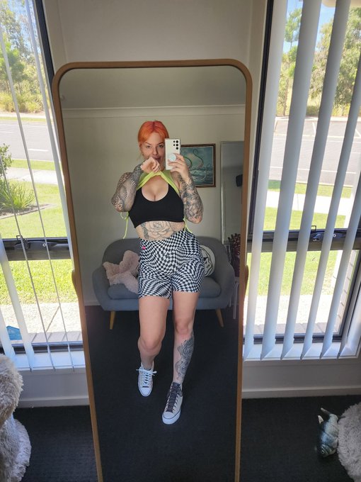 Quick flash before the gym 😈 https://t.co/J9mfUCOhgP