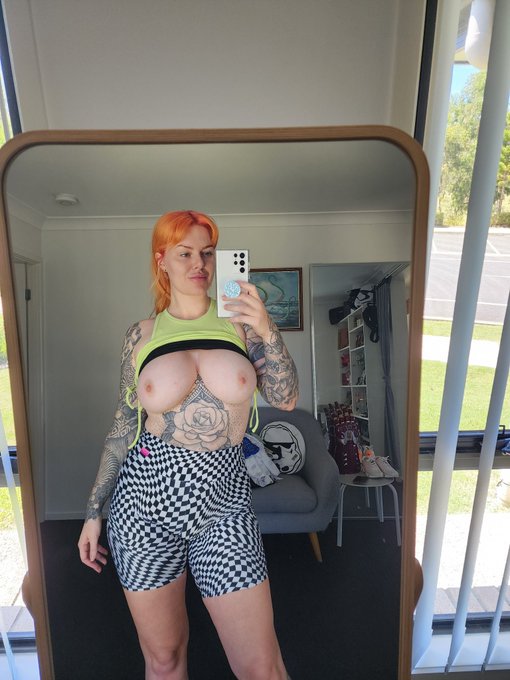 Quick flash before the gym 😈 https://t.co/J9mfUCOhgP