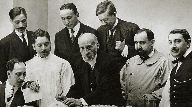Cajal, educador

"Hay jóvenes desprovistos de imaginación con aptitudes admirables para ejecutar y peregrinos entendimientos incapaces de la más sencilla manipulación.

Misión trascendental del educador es desarrollar alas en los que tienen manos, y manos en los que tienen alas".