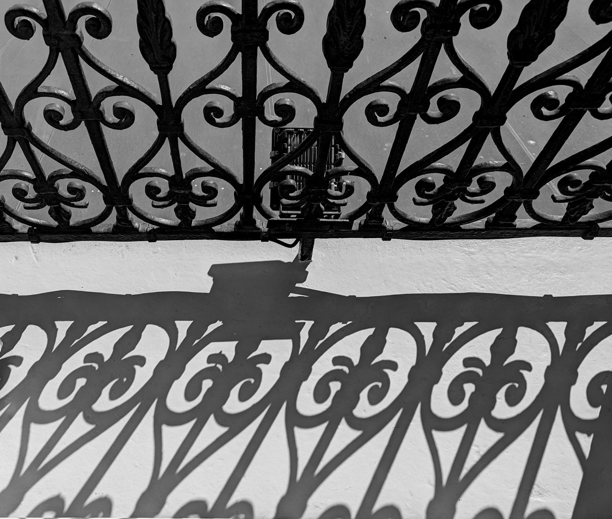 AB_SHUTTERBUG's tweet photo. @jasonrowphoto Parisien balcony. https://t.co/AuxuJCsL3L