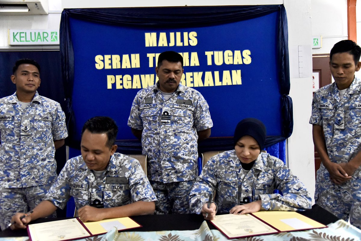 KDKEDAH171's tweet photo. “Every new beginning comes from some other beginning’s end.”
Majlis Serah Terima Tugas Pegawai Bekalan KD KEDAH.
Fair Wind and Followings Sea sir, Lt Muhammad Nazirul Ikram RMN.
Welcome Onboard maam, Lt Siti Nur Aisyah RMN.
@tldm_rasmi
@MPA_Timur
#SwiftAndSure
#The171 https://t.co/KtNDtuqM0B