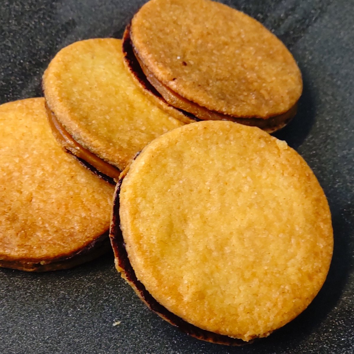 Tooom67640068's tweet photo. Chocolate and caramel cookies😋 https://t.co/OKMQNtIU3b