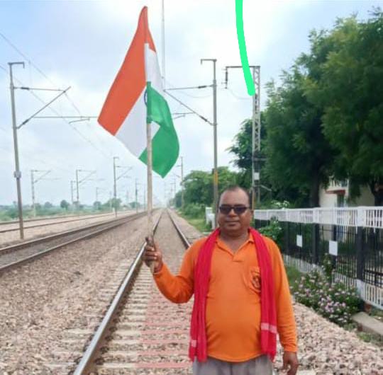 <a href="/PMOIndia/">PMO India</a> <a href="/HMOIndia/">गृहमंत्री कार्यालय, HMO India</a> <a href="/RailMinIndia/">Ministry of Railways</a> <a href="/drmagc/">Miguel Govea C.</a> <a href="/gmncr/">hi gmn cr nya main?</a> <a href="/Railwhispers/">RAILWHISPERS</a> <a href="/CRBoficial/">CRB</a>
#TRACKMEN are working without safety equipments in Indian Railways आज फिर हमारा एक साथी किमेन कैलाश जी आगरा मंडल/NCR के मथुरा के पलवल में कार्यरत थे जो कि अपने कर्तव्य का निर्वहन करते हुए शहीद हो गए ।