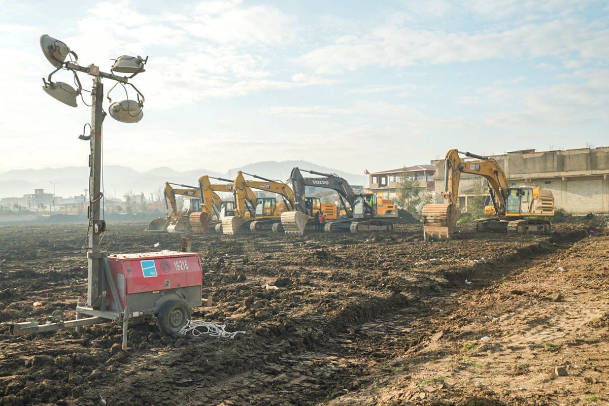 Afetzedeler için konteyner kent kurulumuna başladık. 

✅30 dönüm 
✅350 konteyner 
✅Sosyal alan 
✅34 iş makinesi, 89 personel 
✅7/24 mesai 

📍Hatay