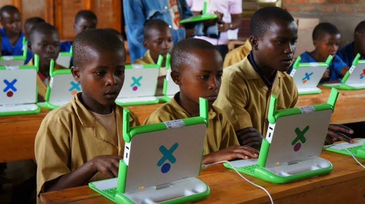 AfricaFactsZone's tweet image. Rwanda becomes the second African country to have access to Elon Musk's Starlink, after Nigeria.

Rwanda will connect 3,000 schools to Starlink by 2024 through financing from the World Bank and China Exim Bank.

500 schools will be connected before the end of March.