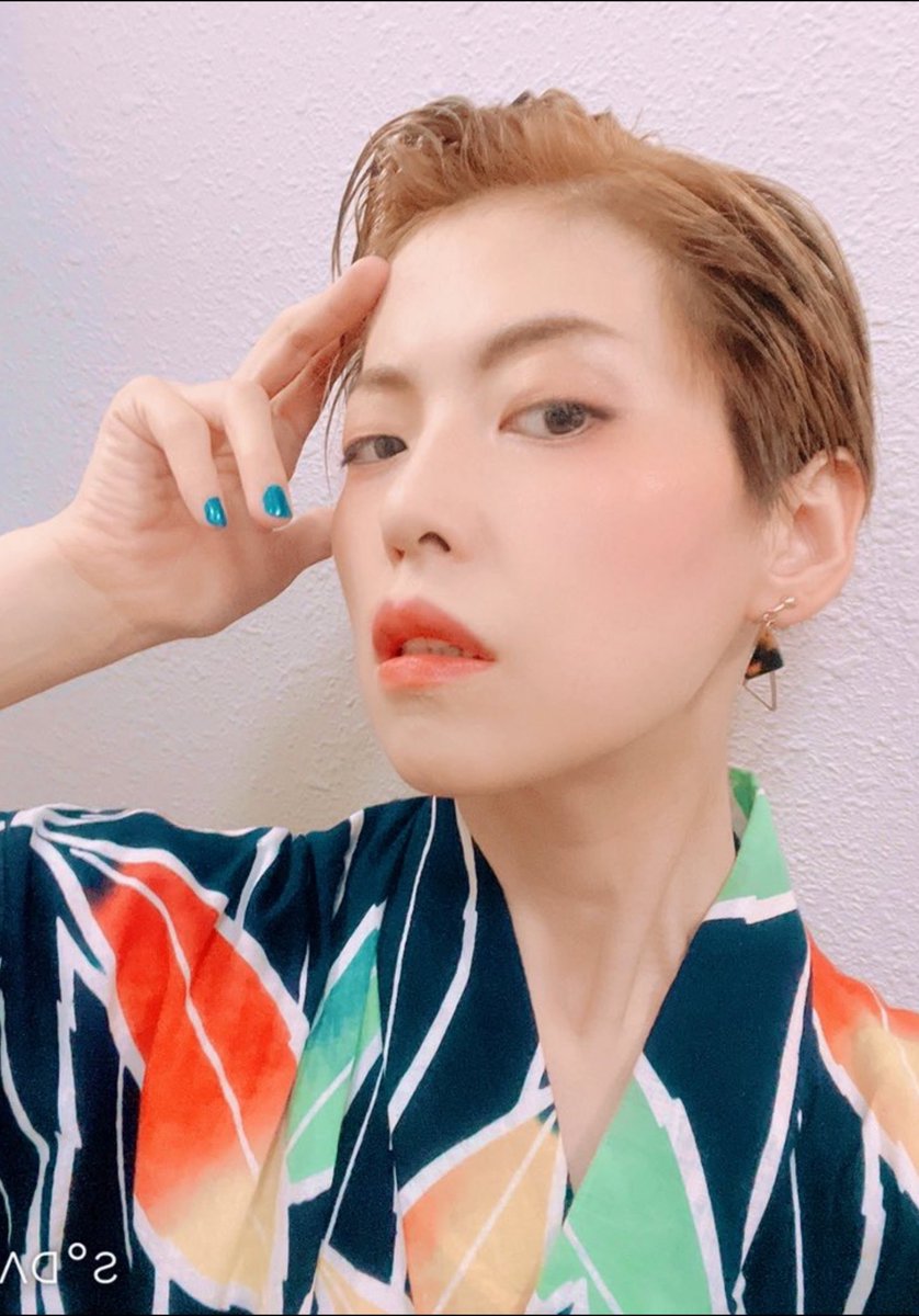 「少しづつ、普段着にも着物入れて行きたいな。母親が呉服屋さんだった事もあって、昔か」|群青のイラスト