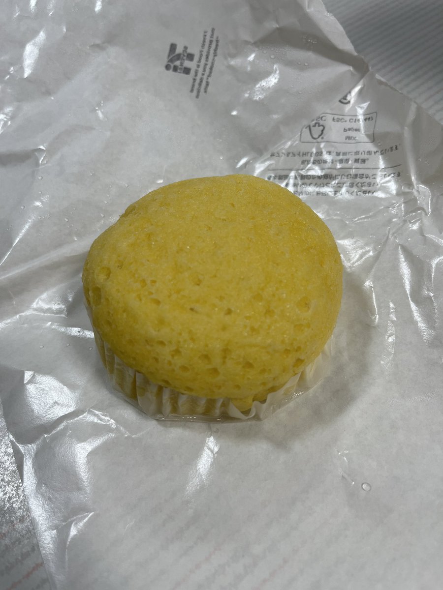 おやつ セブンイレブン お店で蒸した ほかふわたまご蒸しケーキ 肉まんコーナーで販売中😉 パンコーナーの蒸しパンとは異なりフワフワ感とタマゴの甘みが蒸したてだからこそのより強く感じられイメージしてたよりも美味しかった😋 すぐ食べるならお勧め👍