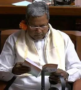 HaravuSpoorthy's tweet photo. 2022-2023 ಬಜೆಟ್ ಅನುದಾನದಲ್ಲಿ ಬಳಸಿದ್ದು ಕೇವಲ 56% ಈಗ ಬರಲಿದೆ ಮತ್ತಷ್ಟು ಘೋಷಣೆ, ಮಾಡಲಾಗುವುದು, ಮಾಡಲಿದ್ದೇವೆ. ನಿಗದಿಪಡಿಸಲಾಗಿಲಿದೆ, ನೀಡಲಾಗುವುದು..‌

ಬೊಮ್ಮಾಯಿ ಬಜೆಟ್: ರಾಜ್ಯದ ಜನರಿಗೆ ಕಿವಿ ಮೇಲೆ ಹೂ... 😂 #ಕಿವಿಮೇಲ್ಹೂ #ಸಿದ್ದುರಾಕ್ಸ್ @siddaramaiah https://t.co/iHbVCUcW9U