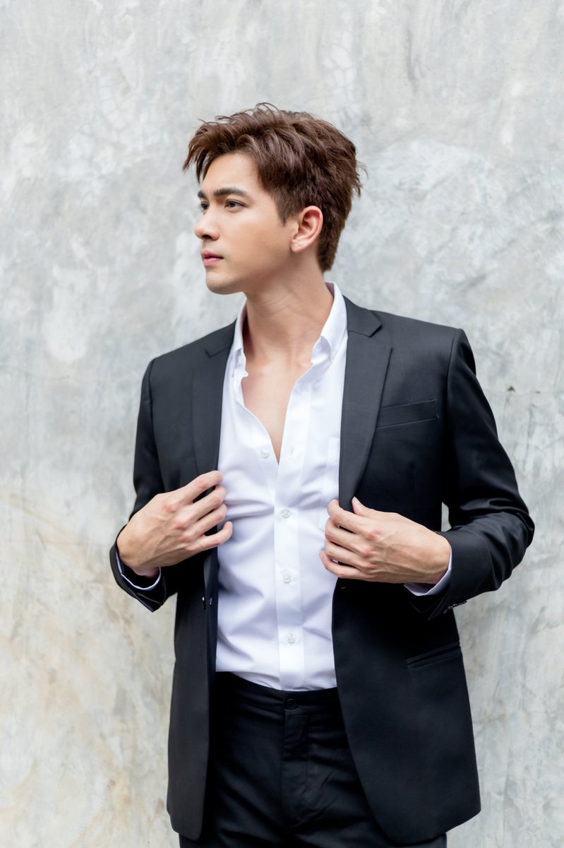 aorumm's tweet photo. ตอนนั้นเข้มถอดครุยจะไปกินข้าว ฉันนี่ร้องกรี๊ด(ในใจ)เลย บอกผจก.ว่าเดี๋ยวก่อนอย่าเพิ่งไป ถ่ายชุดนี้ก่อน 5555555555 นานทีจะเห็นใส่สูทแบบนี้ น้อยแต่มากแบบตะโกน
 #เข้มหัสวีร์ https://t.co/n6z7w9uR31