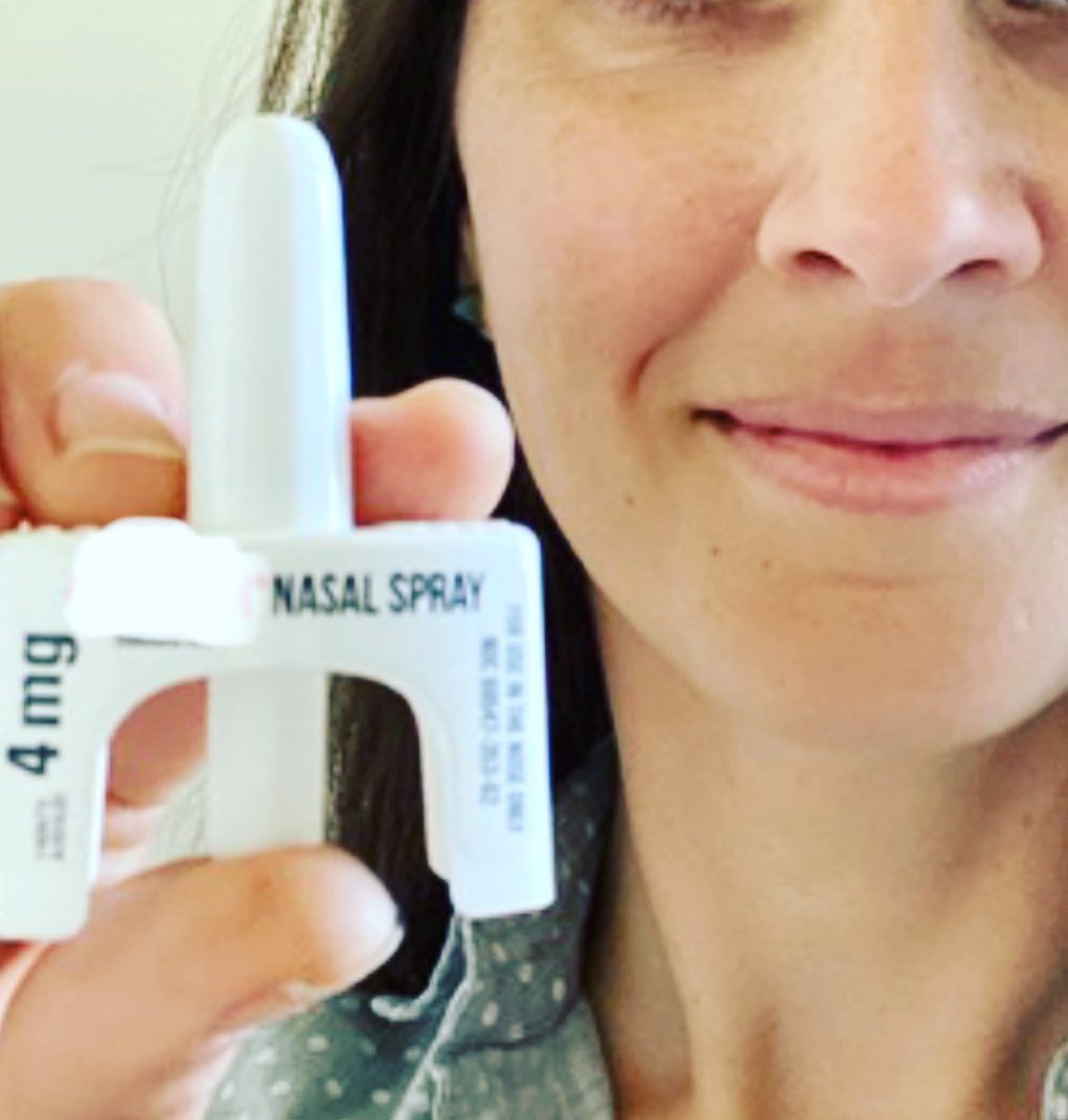 Buenas noticias.
La reunión del comité de FDA (2/15/23),se aprobó el uso de NALOXONE nasal OTC (venta sin receta).Esto se usa en sobredosis de opioides(ej percocet, tramadol,fentanyl,morfina,codeína,etc) en inyección por vena, músculo,inhalado.Solo apunta en nariz y aprieta.