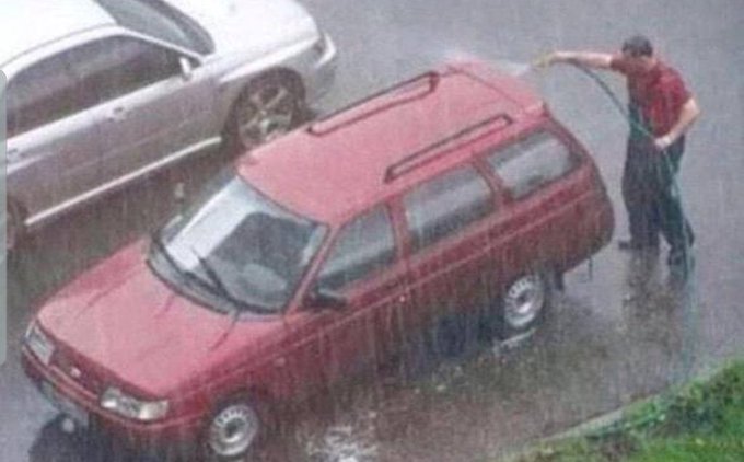 CityofJoburgZA's tweet photo. ⚠️Rain predicted in Jozi, remember our water restrictions:
No watering your garden 🌻 right after the rain... and whatever he's doing below is also prohibited 👇
#SaveTheLastDrop #JoziSaveWater^NS https://t.co/uDZXoNddBh