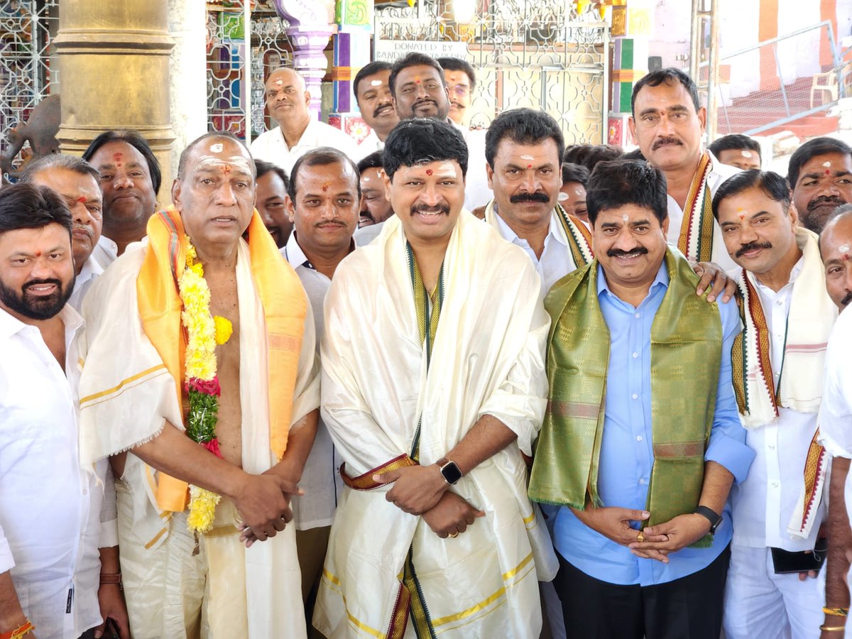 JakkaVenkat2020's tweet photo. రాష్ట్ర ముఖ్యమంత్రివర్యులు శ్రీ కల్వకుంట్ల చంద్రశేఖర్ రావు గారి పుట్టినరోజు సందర్భంగా కీసరగుట్ట శ్రీశ్రీశ్రీ రామలింగేశ్వర స్వామి ఆలయంలో మంత్రి శ్రీ @chmallareddyMLA, రాజ్యసభ సభ్యులు శ్రీ @MPsantoshtrs గార్లతో కలిసి ప్రత్యేక పూజలు నిర్వహించి, మొక్కలు నాటడం జరిగింది.
@KTRBRS https://t.co/ywQnLnkUPL