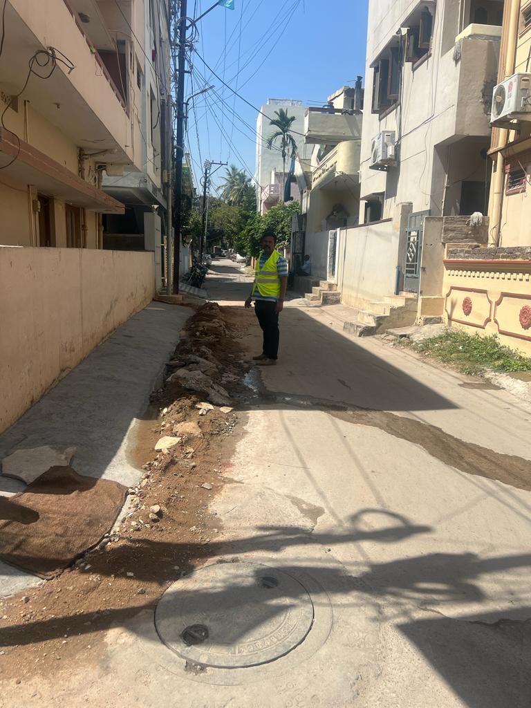 DyeeSwm's tweet photo. @y_hadish @GHMCOnline @ZC_LBNagar @GadwalvijayaTRS @arvindkumar_ias @KTRBRS @CommissionrGHMC Sanitation team inspected the site, the house owner concern requested for 2 days to remove due to new constructed ramp to avoid damage. https://t.co/OfgShxLRxi