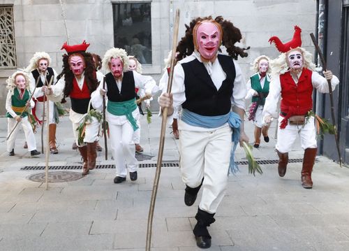 OMerdeiro's tweet photo. Hoxe principia o #Entroido2023 e esta tarde será a primeira saída dos #merdeiros polas rúas e prazas da zona vella de #Vigo. Cando se achegue o solpor moito ollo ás trasnadas da figura tradicional do #Entroido vigués 😜 https://t.co/1r5Uxc05r7