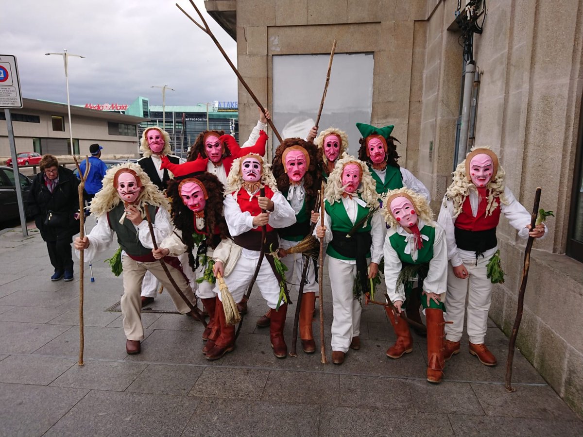 Hoxe principia o #Entroido2023 e esta tarde será a primeira saída dos #merdeiros polas rúas e prazas da zona vella de #Vigo. Cando se achegue o solpor moito ollo ás trasnadas da figura tradicional do #Entroido vigués 😜