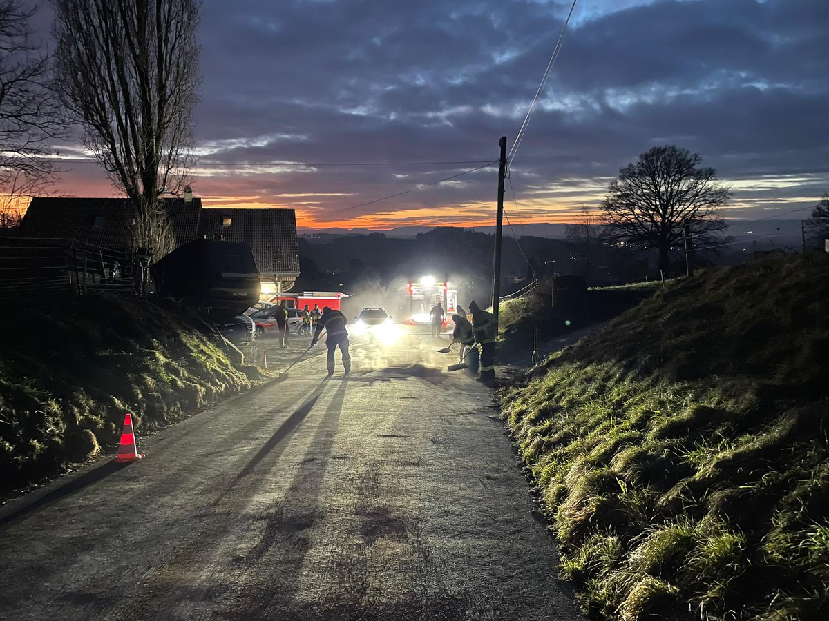 #feuerwehr + #polizei #romantik <a href="/feuerwehrsense/">feuerwehrsense</a> <a href="/PolCantFR/">Police cant Fribourg</a>
